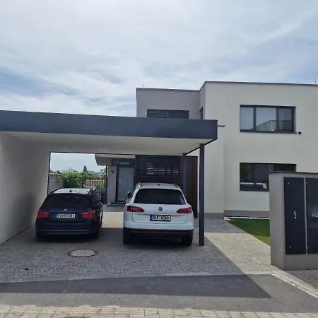 Quiet 1-bedroom In A Basement Of New Prag