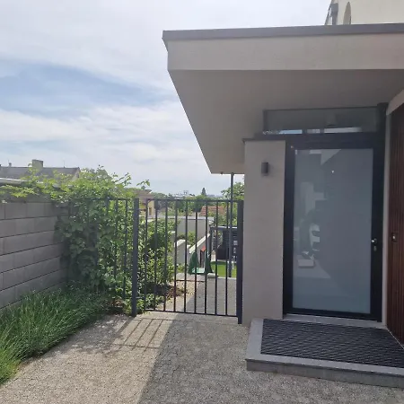 Quiet 1-bedroom In A Basement Of New * Prag
