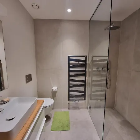 Quiet 1-bedroom In A Basement Of New Apartamento