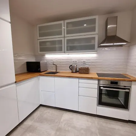 Quiet 1-bedroom In A Basement Of New * Praga