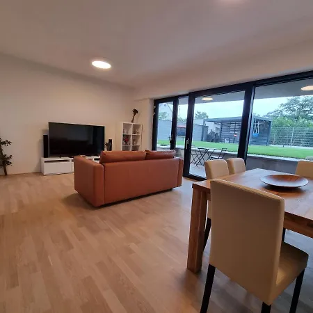 Quiet 1-bedroom In A Basement Of New * Praha